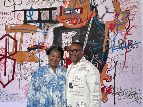 장-미셸 바스키아의 여동생     (서울=연합뉴스) 김예나 기자 = 22일 서울 동대문디자인플라자(DDP)에서 열린 '장 미셸 바스키아: 과거와 미래를 잇는 상징적 기호들' 전시 간담회에서 바스키아의 여동생인 제닌 에리보가 기념사진을 찍고 있다. 2025.9.22     yes@yna.co.kr