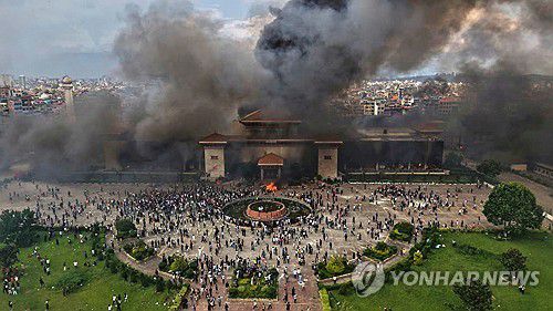 시위대 방화로 불에 탄 네팔 의회 건물[AP 연합뉴스. 재판매 및 DB 금지]