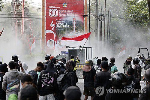 인도네시아 발리서 충돌한 경찰과 시위대[EPA 연합뉴스. 재판매 및 DB 금지]