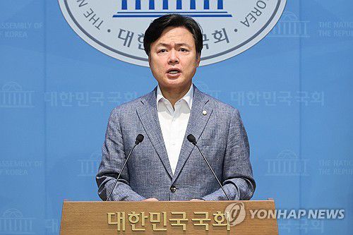 "관봉권 띠지 분실 사건 특검이 수사해야"(서울=연합뉴스) 김주성 기자 = 더불어민주당 김현정 원내대변인이 7일 서울 여의도 국회 소통관에서 '건진법사 관봉권 띠지' 분실 사건과 관련해 특검수사를 요구하고 있다. 2025.9.7 utzza@yna.co.kr