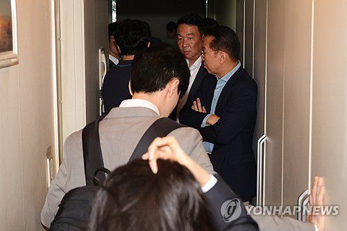 당원명부 관리업체 강제집행 시작한 특검(서울=연합뉴스) 김주성 기자 = 김건희 여사의 의혹들을 수사하는 민중기 특별검사팀이 '통일교 집단 입당' 의혹과 관련해 국민의힘 당원명부를 확보하기 위해 지난 18일 서울 여의도의 한 오피스텔에 위치한 당원명부 데이터베이스 관리업체로 들어가고 있다. 2025.9.18 utzza@yna.co.kr