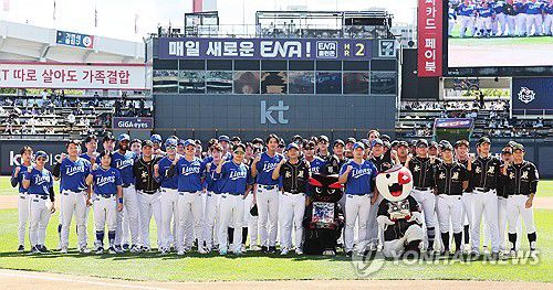 오승환 '수원 kt전 은퇴투어'(수원=연합뉴스) 홍기원 기자 = 은퇴 투어 중인 프로야구 삼성 라이온즈 오승환이 21일 경기도 수원케이티위즈파크에서 열린 kt 위즈와의 경기에 앞서 양 팀 선수들과 기념 촬영을 하고 있다. 2025.9.21 xanadu@yna.co.kr