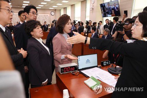 질서유지권 발동에 항의하는 국민의힘 의원들(서울=연합뉴스) 김주성 기자 = 22일 국회 법제사법위원회에서 국민의힘 나경원 의원 등 위원들이 추미애 위원장의 질서유지권 발동에 항의하고 있다. 2025.9.22 utzza@yna.co.kr