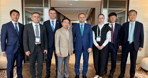 한국 업체들과 회의 후 사진 촬영하는 우크라 쿨레바 부총리(오른쪽 네 번째)[한·우크라이나경제협력협회 제공]