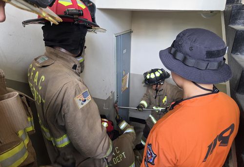 문 개방 훈련 중인 미해군 소방대와 창원소방본부[촬영 김선경]