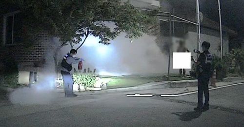 소화기로 화재 진화하는 경찰[강원경찰청 제공. 재판매 및 DB 금지]