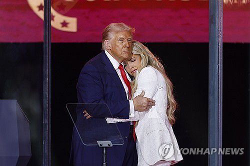 찰리 커크의 부인 에리카 위로하는 트럼프 대통령[EPA=연합뉴스 자료사진. 재판매 및 DB 금지]