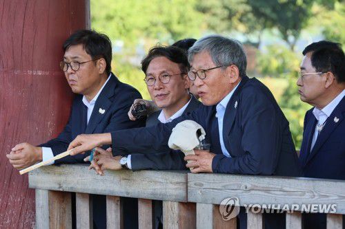 동궁과 월지 둘러보는 김민석 총리(경주=연합뉴스) 이정훈 기자 = 김민석 국무총리가 29일 경북 경주시 동궁과 월지를 찾아 APEC 참가자 관광 프로그램 준비 현황을 보고 받은 뒤 유홍준 국립중앙박물관장, 최휘영 문화체육관광부 장관 등과 둘러보고 있다. 2025.8.29 uwg806@yna.co.kr