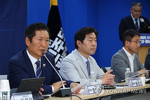 부울경 예산 중요성 강조하는 정청래(부산=연합뉴스) 손형주 기자 = 23일 오전 부산 동구 더불어민주당 부산시당에서 열린 부울경 예산정책협의회에서 정청래 대표가 인사말하고 있다. 2025.9.23 handbrother@yna.co.kr