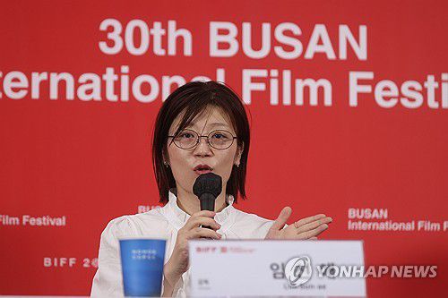 인사말하는 임선애 감독(부산=연합뉴스) 류효림 기자 = 임선애 감독이 23일 부산 해운대구 우동 영화의전당에서 열린 제30회 부산국제영화제 경쟁 부문 '실연당한 사람들을 위한 일곱 시 조찬모임' 기자회견에서 인사말을 하고 있다. 2025.9.23 ryousanta@yna.co.kr