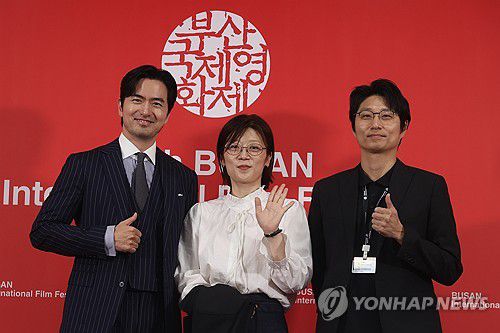 부산국제영화제 경쟁 부문 '실연당한 사람들을 위한 일곱 시 조찬모임' 기자회견(부산=연합뉴스) 류효림 기자 = 배우 이진욱(왼쪽부터), 임선애 감독, 이성진 프로듀서가 23일 부산 해운대구 우동 영화의전당에서 열린 제30회 부산국제영화제 경쟁 부문 '실연당한 사람들을 위한 일곱 시 조찬모임' 기자회견에서 포즈를 취하고 있다. 2025.9.23 ryousanta@yna.co.kr