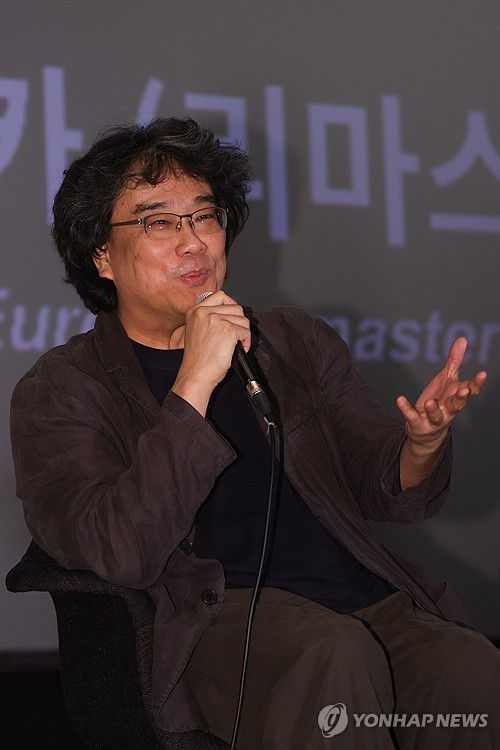 인사말하는 봉준호 감독(부산=연합뉴스) 류효림 기자 = 봉준호 감독이 23일 부산 해운대구 우동 롯데시네마 센텀시티에서 열린 제30회 부산국제영화제 까르뜨 블랑슈 '유레카 (리마스터링) x 봉준호' 스페셜 토크에서 인사말을 하고 있다. 2025.9.23 ryousanta@yna.co.kr