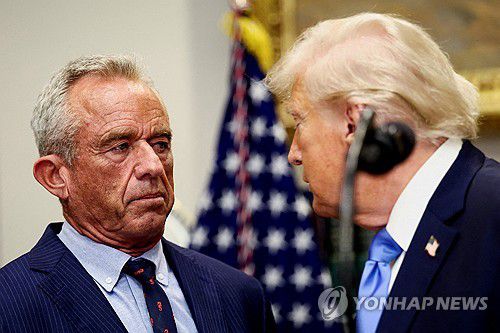 트럼프 대통령과 케네디 장관(워싱턴DC 로이터=연합뉴스) 2025년 9월 22일 백악관에서 열린 기자회견에서 도널드 트럼프(오른쪽) 미국 대통령이 로버트 F. 케네디 주니어 미국 보건복지부(HHS) 장관 쪽으로 돌아서 말을 걸고 있다. (REUTERS/Kevin Lamarque/File Photo) 2025.9.24.
