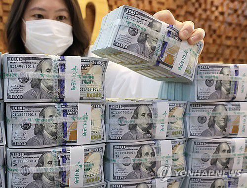 8월 말 외환보유액 4천163억달러(서울=연합뉴스) 최재구 기자 = 지난 3일 서울 명동 KEB하나은행 위변조대응센터에서 직원이 미국 달러를 들어보이고 있다. 이날 한국은행이 발표한 외환보유액 통계에 따르면, 8월 말 기준 우리나라 외환보유액은 4천162억9천만달러(약 579조원)로, 7월 말보다 49억5천만달러 증가했다. 2025.9.3 jjaeck9@yna.co.kr