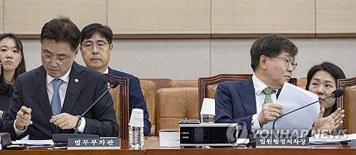 법사위 제1소위 출석한 법무부 차관과 법원 행정처 차장(서울=연합뉴스) 황광모 기자 = 이진수 법무부 차관(왼쪽)과 배형원 법원행정처 차장이 19일 국회에서 열린 국회 법제사법위원회 법안심사제1소위원회에 출석해 의원 질의를 준비하고 있다. 2025.9.19 hkmpooh@yna.co.kr