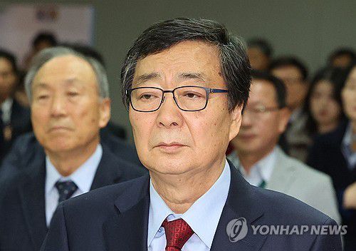 'DJ 차남' 김홍업 김대중평화센터 이사장 별세(서울=연합뉴스) 고(故) 김대중 전 대통령의 차남인 김홍업 김대중평화센터 이사장이 24일 숙환으로 별세했다. 향년 75세.     사진은 2023년 김대중도서관에서 열린 '김대중 대통령 탄생 100년, 노벨평화상 수상 23주년 기념식'에서 김 이사장. 2025.9.24 [연합뉴스 자료사진] photo@yna.co.kr