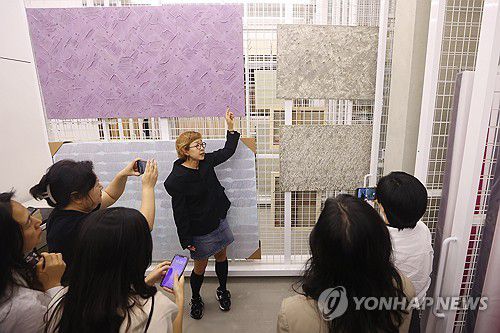 박서보 화백의 작품들 공개(서울=연합뉴스) 진연수 기자 = 24일 서울 서대문구 박서보재단에서 열린 박서보 화백 자서전 '박서보의 말'과 그래픽 노블 '박서보' 출간 기념 좌담회에 앞서 관계자가 수장고에 있는 작품들을 공개하고 있다. 2025.9.24 jin90@yna.co.kr