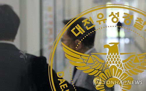 '관봉권 띠지 분실' 고발한 김경호 변호사(대전=연합뉴스) 이주형 기자 = '건진법사 관봉권 띠지' 유실 사건 관련 서울남부지검 수사관 2명을 고발한 김경호 변호사가 24일 고발인 조사차 대전 유성경찰서로 출석하고 있다. 2025.9.24 coolee@yna.co.kr