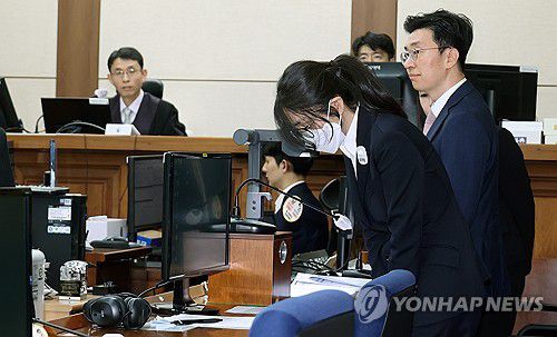 고개 숙인 채 출석하는 김건희 여사(서울=연합뉴스) 도이치모터스 주가조작과 명태균 공천개입, 통일교 청탁·뇌물 수수 의혹 혐의 등으로 구속기소 된 김건희 여사가 24일 서울 서초구 서울중앙지방법원에서 열린 첫 재판에 출석하며 고개를 숙이고 있다. 2025.9.24 [사진공동취재단] photo@yna.co.kr