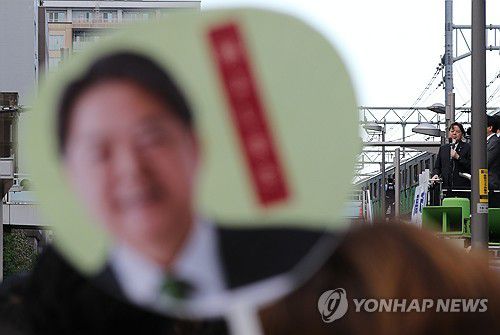 "하야시 장관을 자민당 총재로"(도쿄=연합뉴스) 박상현 특파원 = 24일 오후 일본 도쿄 아키하바라역 근처에서 열린 집권 자민당 총재 선거 연설회에서 하야시 요시마사 관방장관이 연설하고 있다. 하야시 장관 지지자가 든 부채가 보인다.