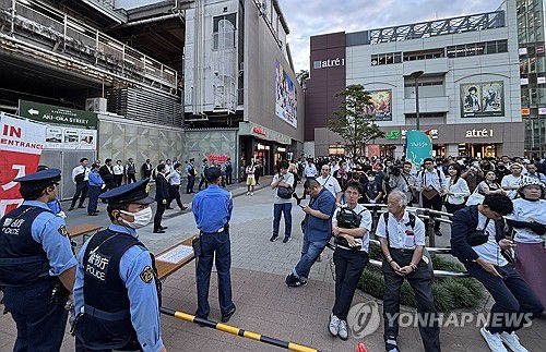 자민당 총재 선거 연설회 보는 사람들(도쿄=연합뉴스) 박상현 특파원 = 24일 오후 일본 도쿄 아키하바라역 근처에서 시민들이 삼엄한 경비 속에 열린 집권 자민당 총재 선거 연설회를 보고 있다.