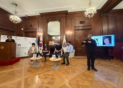 '풀' 부에노스아이레스 시의회 관심도서 지정 선언 기념행사(부에노스아이레스=연합뉴스) 김선정 통신원 = 아르헨티나의 수도 부에노스아이레스 시의회 몬데비데오 행사장에서 23일(현지시간) 김금숙 작가의 위안부 소재 그래픽노블 '풀'의 시의회 관심도서 선언 기념행사가 개최됐다. 2025.9.25 sunniek8@yna.co.kr