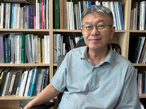 이은석 국립해양유산연구소장     (목포=연합뉴스) 김예나 기자 = 이은석 국립해양유산연구소장이 지난 19일 전남 목포시 목포해양유물전시관 사무실에서 인터뷰하기 전 기념사진을 촬영하고 있다. 2025.9.25     yes@yna.co.kr