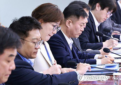 수석·보좌관 회의 참석하는 김현지 총무비서관(서울=연합뉴스) 홍해인 기자 = 김현지 대통령실 총무비서관이 17일 서울 용산 대통령실 청사에서 열린 4차 수석·보좌관 회의에 참석해 이재명 대통령의 발언을 듣고 있다. 2025.7.17 hihong@yna.co.kr