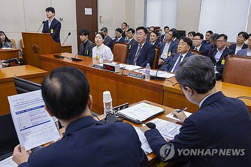 오송 참사 청문회에 출석한 참사 당시 실무관들(서울=연합뉴스) 황광모 기자 = 23일 국회에서 열린 오송 지하차도 참사 진상규명과 재발 방지 대책 마련을 위한 국정조사 청문회에 참사 발생 당시 행정복합도시 건설청과 충북도청 자연재난과에서 근무했던 주무관들이 출석해 의원 질의에 답하고 있다. 2025.9.23 hkmpooh@yna.co.kr