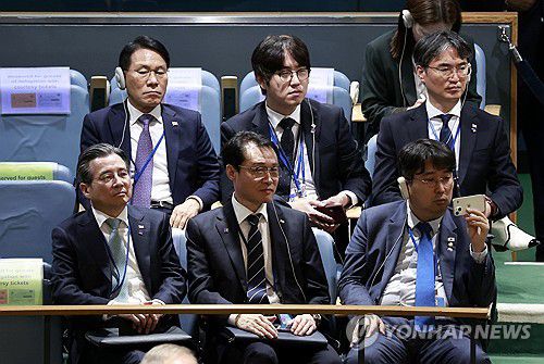 이 대통령 기조연설 듣는 참모진(뉴욕=연합뉴스) 한상균 기자 = 김용범 정책실장 등이 23일(현지시간) 미국 뉴욕 유엔본부 총회장에서 이재명 대통령의 기조연설을 듣고 있다.      뒷줄 왼쪽부터 시계방향으로 황인권 대통령경호처장, 하정우 AI미래기획수석, 최희덕 국가안보실 외교정책비서관, 더불어민주당 차지호 의원, 이규연 홍보소통수석, 김용범 정책실장. 2025.9.24 xyz@yna.co.kr