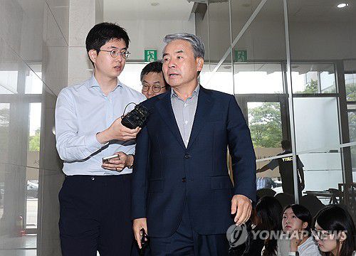 '수사 외압' 이종섭 전 국방장관, 해병특검 출석(서울=연합뉴스) 임화영 기자 = 이종섭 전 국방부 장관이 25일 채상병 사건 수사 외압·은폐 의혹 관련 피의자 조사를 받기 위해 서울 서초구 이명헌 순직해병 특별검사팀 사무실에 출석하고 있다. 2025.9.25 hwayoung7@yna.co.kr