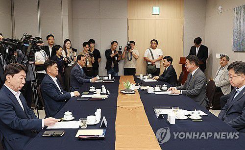 인사말하는 윤호중 행정안전부 장관(서울=연합뉴스) 박동주 기자 = 25일 서울 여의도 국회에서 열린 전주·완주 통합논의를 위한 간담회에서 윤호중 행정안전부 장관이 인사말을 하고 있다. 2025.9.25 pdj6635@yna.co.kr