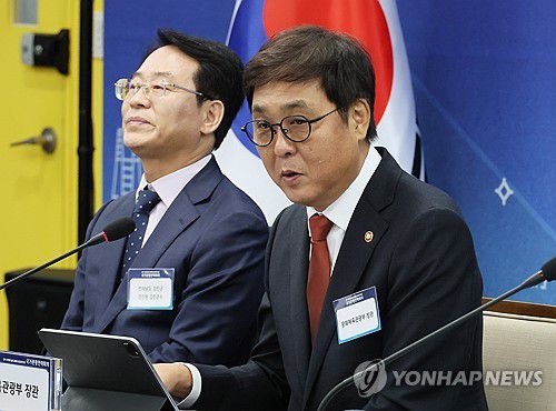 국가관광전략회의, 보고하는 최휘영 문체부 장관(서울=연합뉴스) 이정훈 기자 = 최휘영 문화체육관광부 장관이 25일 서울 중구 한국관광공사 서울센터에서 열린 제10차 국가관광전략회의에서 안건 보고를 하고 있다. 2025.9.25 uwg806@yna.co.kr