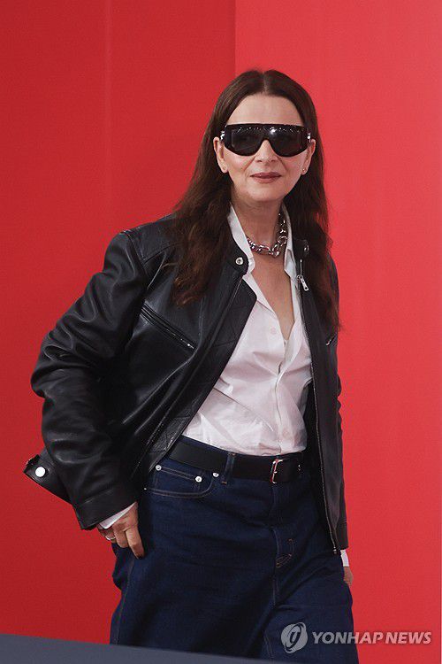 부산국제영화제 찾은 줄리엣 비노쉬(부산=연합뉴스) 류효림 기자 = 배우 겸 감독 줄리엣 비노쉬가 25일 부산 해운대구 우동 영화의전당에서 열린 제30회 부산국제영화제 줄리엣 비노쉬 기자간담회에서 포즈를 취하고 있다. 2025.9.25 ryousanta@yna.co.kr