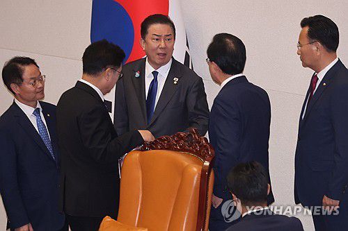 무효표 논란 여야 충돌(서울=연합뉴스) 김주성 기자 = 25일 국회 본회의에서 '신속처리안건 지정동의의 건'에 무효표 논란에 대해 우원식 국회의장과 대화를 하던 더불어민주당 김병기 원내대표와 국민의힘 송언석 원내대표가 목소리를 높이며 충돌하고 있다. 2025.9.25 utzza@yna.co.kr