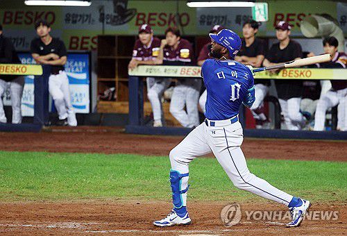 '49홈런·150타점' 삼성 디아즈(대구=연합뉴스) 김현태 기자 = 25일 대구 삼성라이온즈파크에서 열린 프로야구 키움과 삼성의 경기. 8회 말 2사 1, 3루서 타석에 들어선 삼성 디아즈가 3점 홈런을 치고 있다. 이 홈런으로 디아즈는 KBO 한 시즌 최다 150타점 신기록에 이어 외국인 타자 최다인 49홈런 기록을 새롭게 썼다. 2025.9.25 mtkht@yna.co.kr