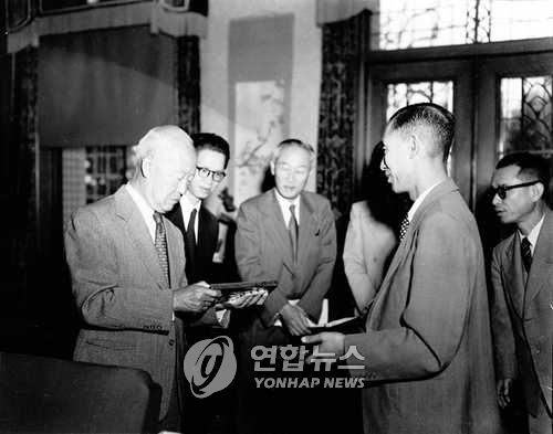 이승만 대통령-전국 검찰청장 접견(서울=연합뉴스) 이승만 대통령이 경무대에서 전국 검찰청장을 접견하고 각 청장들이 보고한 내용의 책자들을 보고있다. 1953.10.3 (본사자료)