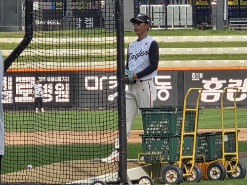 상 중에도 팀 훈련을 돕는 김재걸 코치(대전=연합뉴스) 하남직 기자 = 김재걸 한화 코치가 26일 대전 한화생명 볼파크에서 열리는 프로야구 LG와 홈 경기를 앞두고 배팅볼을 던지고 있다.