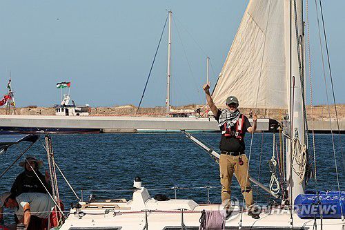 지난 13일(현지시간) 튀니지 북부 비제르테항 출항 전 GSF 소속 선박에 탑승한 활동가[EPA 연합뉴스 자료사진. 재배포 및 DB 금지]