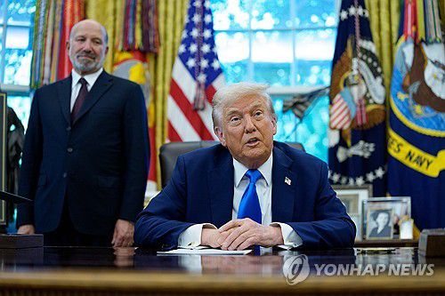 러트닉과 트럼프(워싱턴DC EPA=연합뉴스) 2025년 9월 19일 미국 백악관에서 도널드 트럼프(가운데) 미국 대통령이 투자이민 프로그램 '트럼프 골드 카드'를 발표하는 가운데 주무 부처인 상무부의 하워드 러트닉(왼쪽) 장관이 지켜보고 있다. (EPA/Aaron Schwartz / POOL) 2025.9.26.