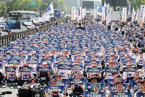 금융노조 "주 4.5일제 근무 촉구"(서울=연합뉴스) 임화영 기자 = 전국금융산업노동조합(금융노조) 조합원들이 26일 서울 종로구 세종대로에서 열린 9·26 총파업 결단식에서 실질임금 인상과 주 4.5일제 근무를 촉구하고 있다. 2025.9.26 hwayoung7@yna.co.kr
