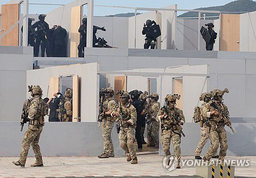 인질을 구출하라(서울=연합뉴스) 이정훈 기자 = 26일 경주 한국원자력연구원 양성자과학연구단에서 열린 2025년 국가 대테러종합훈련에서 인질 테러 대응 훈련이 진행되고 있다. 2025.9.26 uwg806@yna.co.kr