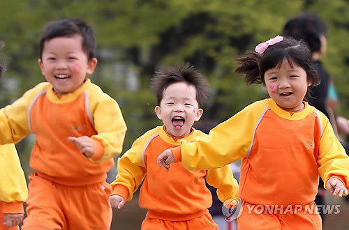 뛰어노는 아이들[연합뉴스 자료사진. 재배포 DB 금지]