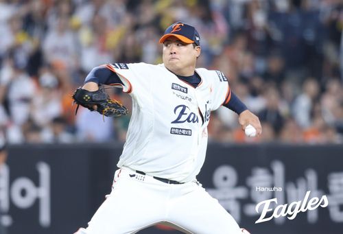 역투하는 류현진(서울=연합뉴스) 한화 류현진이 26일 대전 한화생명볼파크에서 열린 프로야구 LG와 홈 경기에 선발 등판해 역투하고 있다. [한화 이글스 제공. 재판매 및 DB금지]