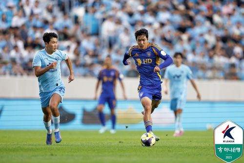 울산 백인우(오른쪽).[한국프로축구연맹 제공. 재판매 및 DB 금지]