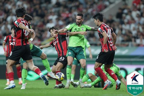 서울 박수일, 전북 감보아의 경합[한국프로축구연맹 제공. 재판매 및 DB 금지]