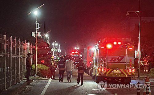 불이 난 국가정보자원관리원(대전=연합뉴스) 박주영 기자 = 26일 오후 8시 20분께 대전 유성구 화암동 국가정보자원관리원에서 리튬배터리 화재가 발생, 소방당국이 진화작업을 벌이고 있다. 2025.9.27 jyoung@yna.co.kr