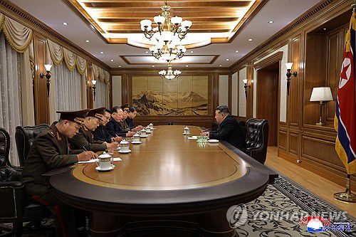 김정은, 핵물질·핵무기생산 관련 중요협의회 지도(평양 조선중앙통신=연합뉴스) 김정은 북한 국무위원장이 지난 26일 핵무기연구소를 비롯한 핵관련 분야의 과학자, 기술자들을 만나 핵물질생산 및 핵무기생산과 관련한 중요협의회를 지도했다고 조선중앙통신이 27일 보도했다. 2025.9.27      [국내에서만 사용가능. 재배포 금지. For Use Only in the Republic of Korea. No Redistribution] nkphoto@yna.co.kr