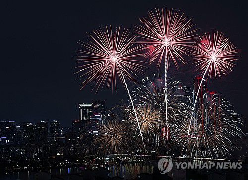 화려한 불꽃의 향연(서울=연합뉴스) 이동해 기자 = 27일 오후 서울 여의도 한강공원에서 열린 '2025 서울세계불꽃축제'에서 화려한 불꽃이 밤하늘을 수놓고 있다. 2025.9.27 eastsea@yna.co.kr