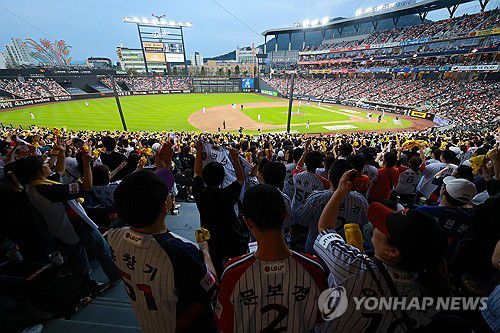 프로야구, 국내 최초 1천200만 관중 돌파(대전=연합뉴스) 신현우 기자 = 27일 대전 한화생명볼파크에서 열린 프로야구 2025 신한 SOL 뱅크 KBO리그 LG 트윈스와 한화 이글스의 경기에서 야구팬들이 응원전을 펼치고 있다.     이날 한국야구위원회(KBO)는 2025 신한 SOL 뱅크 KBO리그 SSG 랜더스-두산 베어스(잠실), LG 트윈스-한화 이글스(대전), NC 다이노스-KIA 타이거즈(광주) 경기에 총 5만5천695명의 관중이 입장했다고 발표했다. 이로써 올 시즌 누적 관중 1천201만9천267명(평균 1만7천097명)을 기록해 프로야구 출범 44년 만에 최초로 시즌 관중 1천200만명을 넘어섰다. 2025.9.27 nowwego@yna.co.kr